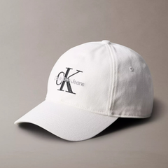 订单满$125享额外8折 Calvin Klein 经典徽标白色棒球帽 4.8折 $18.72（约129.83元）